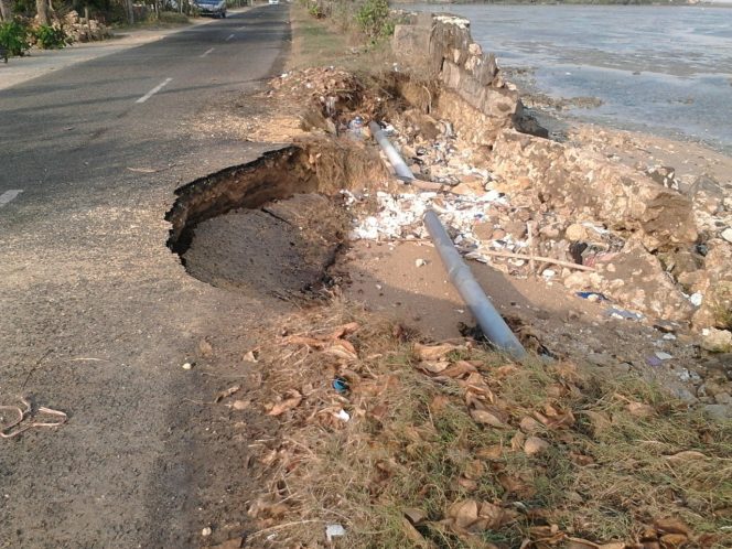 
Salah satu ruas jalan yang rusak di Kecamatan Modung akibat abrasi air laut