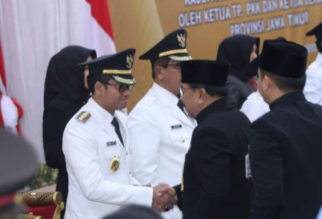 
Gubernur Jawa Timur Soekarwo saat melantik Bupati dan Wakil Baupati Bangkalan yang baru