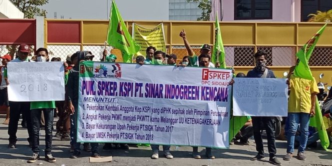 
Ratusan orang karyawan PT. Sinar Indogreen Kencana (SIGK), melakukan aksi unjuk rasa 