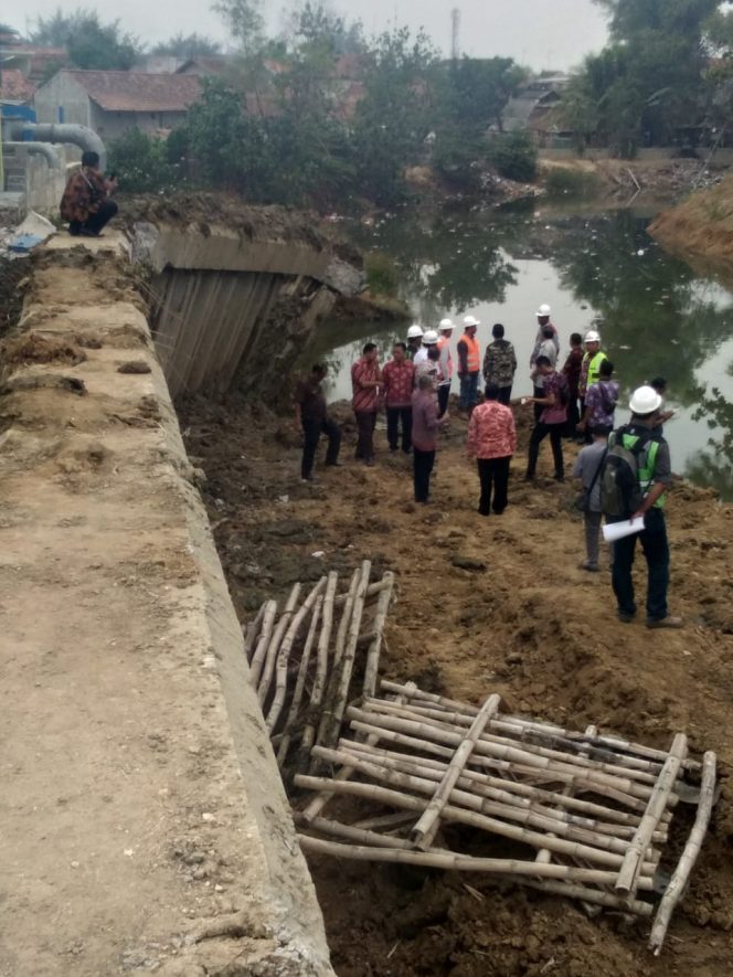 
Kerusakan sheet pile proyek normalisasi sungai di Jalan Panglima Sudirman Kota Sampang saat disidak Pj Bupati Jonathan Judianto, Kamis (20/9/2018) kemarin