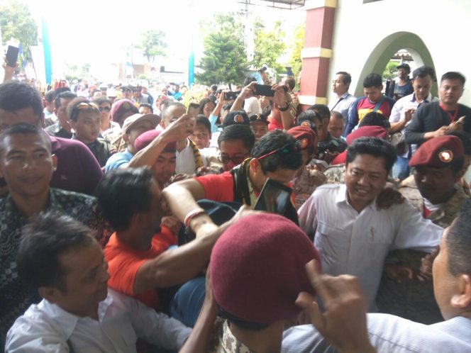 
Ribuan masayarakat Sumenep berdesak-desakan di gedung Adipoday menyambut cawapres Sandiaga Uno