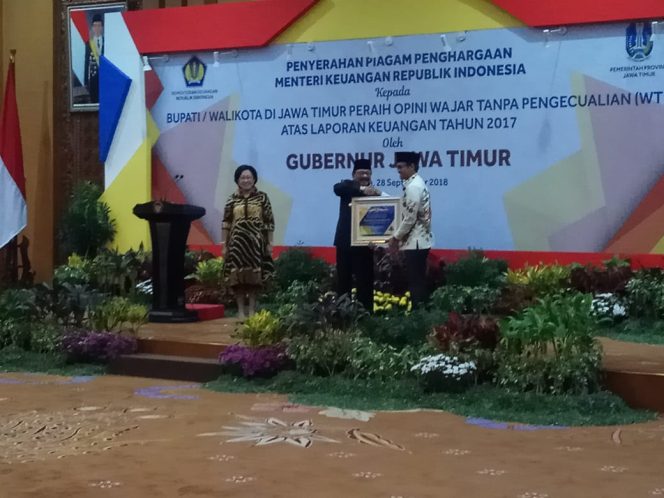 
Bupati Bangkalan R Abdul Latif Amin Imron saat menerima piagam penghargaan WTP yang diserahakan Gubernur Jatim Soekarwo.