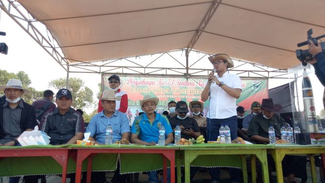 
Bupati Bangkalan R Abdul Latif Amin Imron memberikan sambutan pada lomba balap kuda.