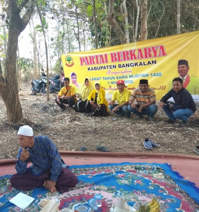
Rombongan partai Berkarya saat menghadiri undangan khotmil qur'an di Desa Perreng, Burneh, Bangkalan.