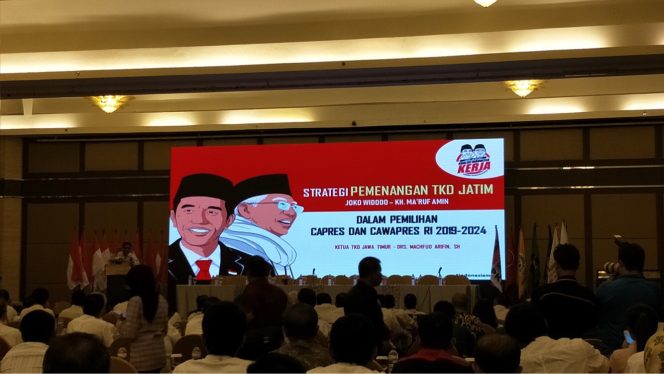 
Acara merapatkan barisan tim pemenangan Jokowi-Ma'ruf Amin di Hotel Wyndham Surabaya