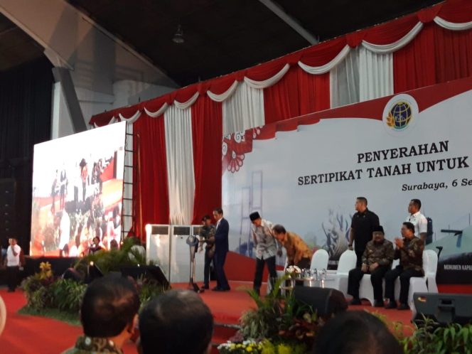 
Pembagikaan 5.000 sertifikat tanah di JX International, Surabaya oleh Presiden Jokowi