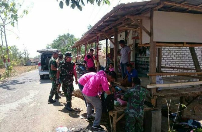 
Anggota TNI saat membantu warga yang kecelakaan