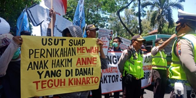 
Massa saat melakukan aksi didepan PN Surabaya