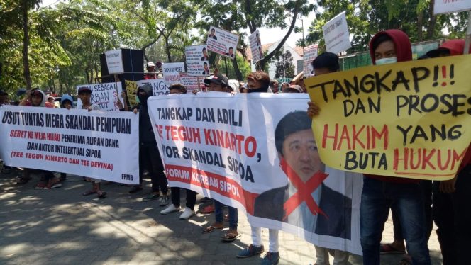 
Dua massa beda tuntutan yang sama-sama menggelar demo di depan Pengadilan Negeri (PN) Surabaya