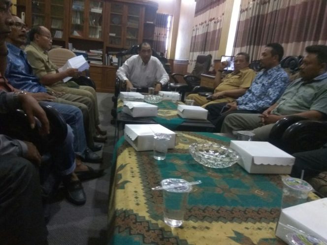 
Ketua DPRD Sumenep saat menemui masyarakat Pulau Giliraja