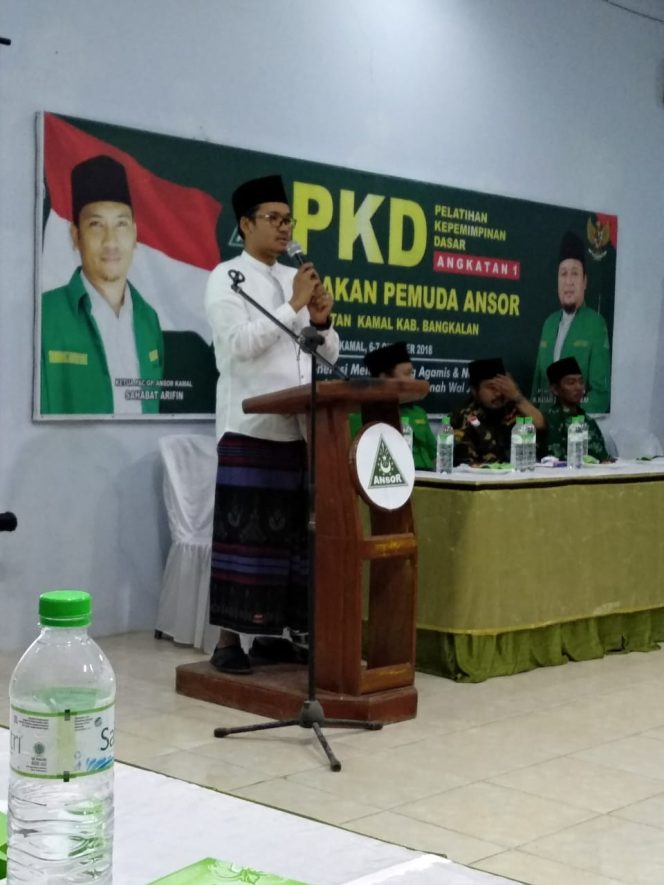 
Ra Latif (Bupati Bangkalan) memberikan sambutan di PkD Ansor Kamal