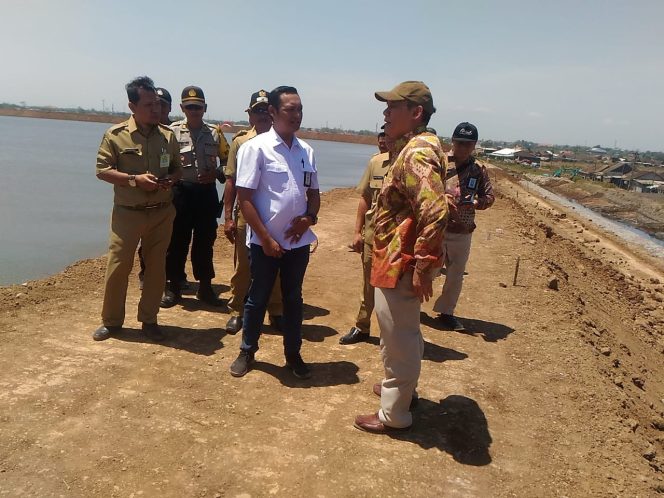 
Angota Komisi V DPR RI bersama rombongannya meninjau lokasi lumpur lapindo