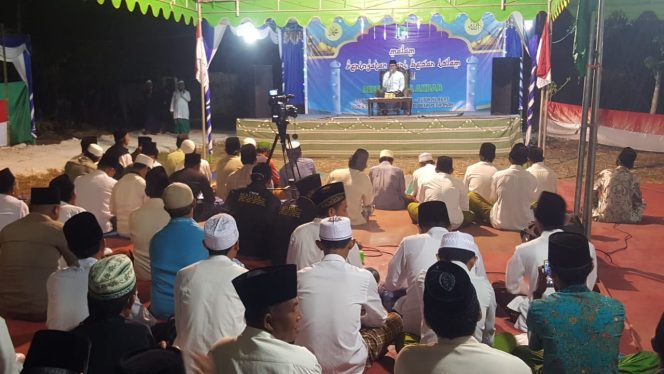 
Bupati Bangkalan R. Abdul Latif Amin Imron memberikan sambutan di acara pengajian dan haul akbar Bujuk Usman di Petaonan.