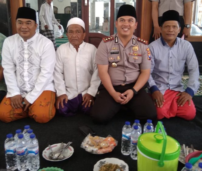 
Kapolres Bangkalan bersama tokoh masyarakat dan tokoh agama Desa Jambu.