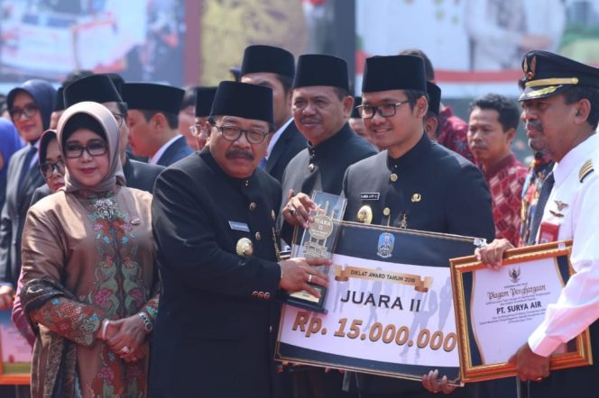 
Bupati Bangkalan R Abd Latif Amin Imron saat menerima penghargaan Diklat Award 2018 dari Gubernur Jawa Timur Sorkarwo
