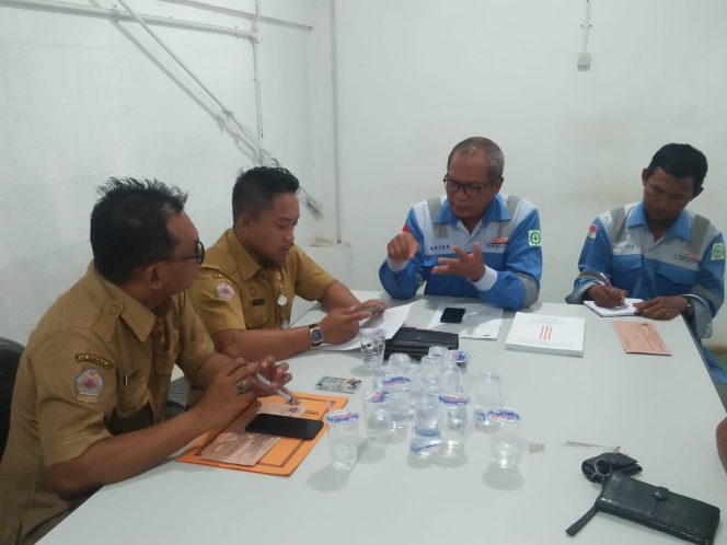 
Pihak DPMPTSP Bangkalan saat melakukan sidak ke perusahaan galangan kapal di Kecamatan Kamal