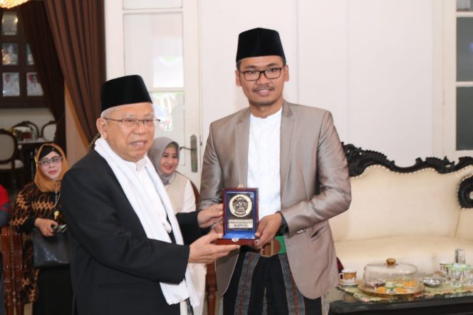 
Bupati Bangkalan R Abd Latif Amin Imron saat memberikan cindera mata kepada KH Makruf Amin