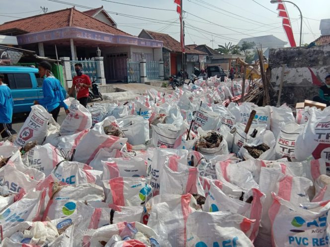 
Gerakan bersih-bersih sampah di Kecamatan Kwanyar