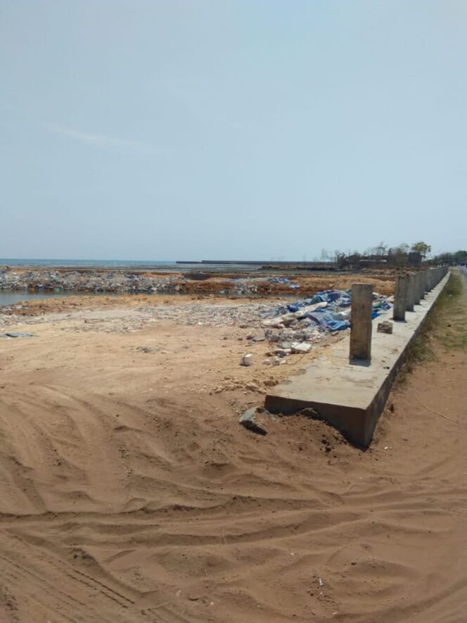 
Tampak lahan konservasi bakau di pesisir Kecamatan Camplong mulai direklamasi