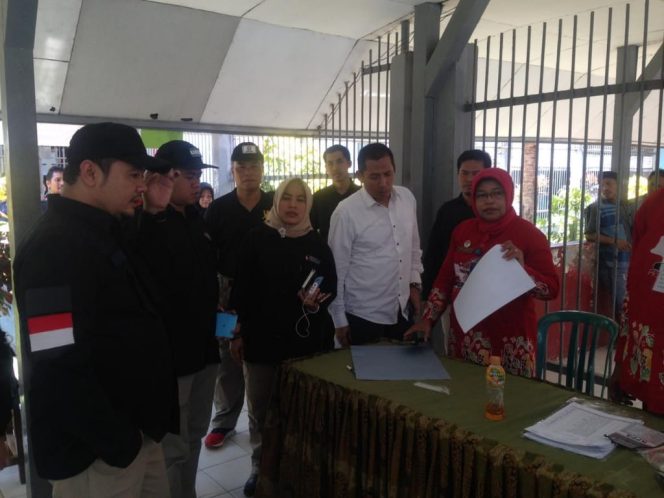 
Bawaslu RI saat kunjungi TPS di Lapas Kabupaten Sampang