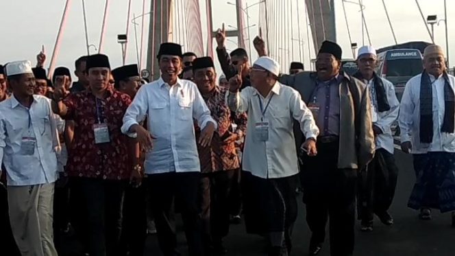 
Jokowi didampingi para ulama dan tokoh Madura