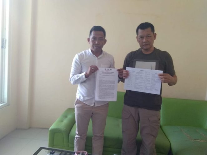 
Tim Paslon Mantap tunjukkan surat protes yang dikirim ke KPU Sampang