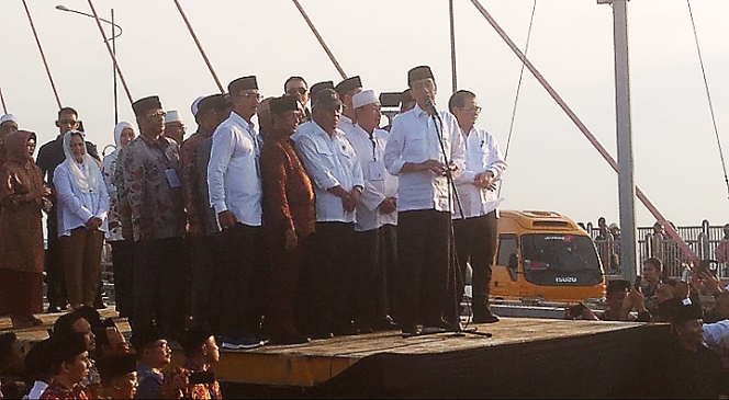 
Jokowi saat mengumumkan jembatan Suramadu gratis