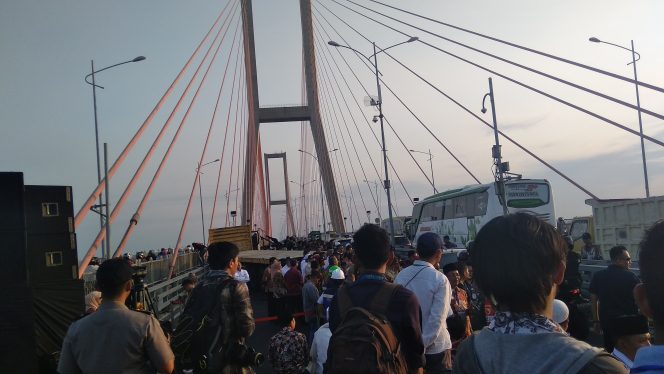 
Peresmian penggratisan jembatan Suramadu.
