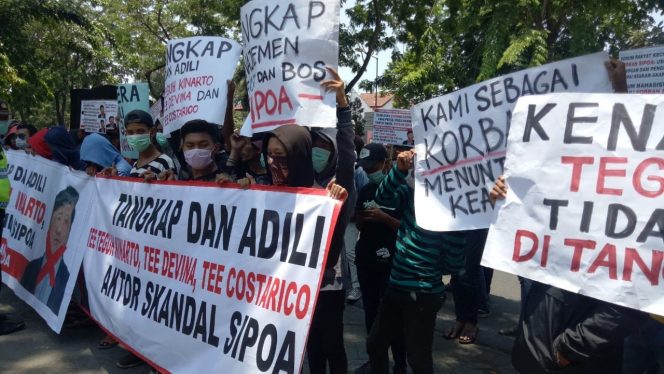 
Massa saat melakukan aksi didepan Pengadilan Negeri Surabaya