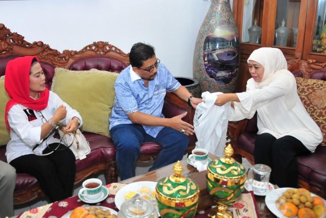 
Khofifah saat bertemu TKD Jokowi-Makruf Amin