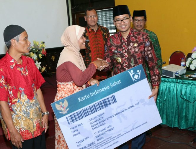
Bipati bangkalan memberikan kartu indonesia sehat secara simbolis kepada masyarakat