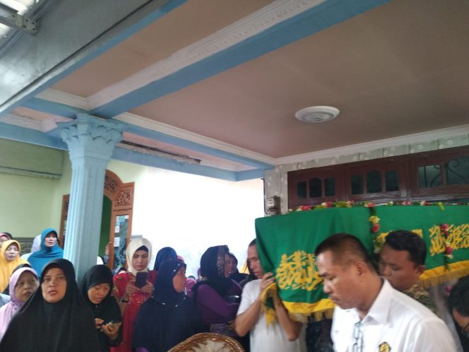 
Jenazah Jannatun Cintya Dewi menuju tempat pemakaman