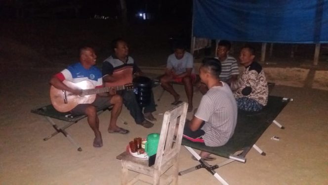 
Anggota tim Satgas TMMD di Bangkalan saat bernyanyi bersama