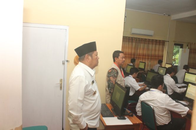 
Bupati Sidoarjo Saiful Ilah yang memantau langsung proses test CPNS 