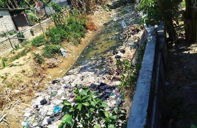 
Bantaran sungai di perbatasan Desa Pragaan dengan Desa Prenduan, Kecamatan Pragaan Kabupaten Sumenep yang dipenuhi sampah