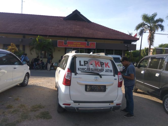 
Mobil yang diduga pemilik oknun LSM yang ditangkap berada di Polres Sumenep