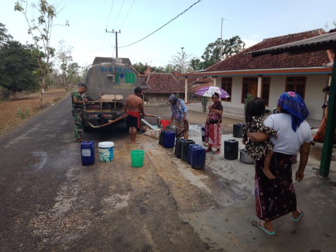 
Pendistribusian air bersih oleh tim satgas TMMD bekerja sama dengan PDAM Bangkalan