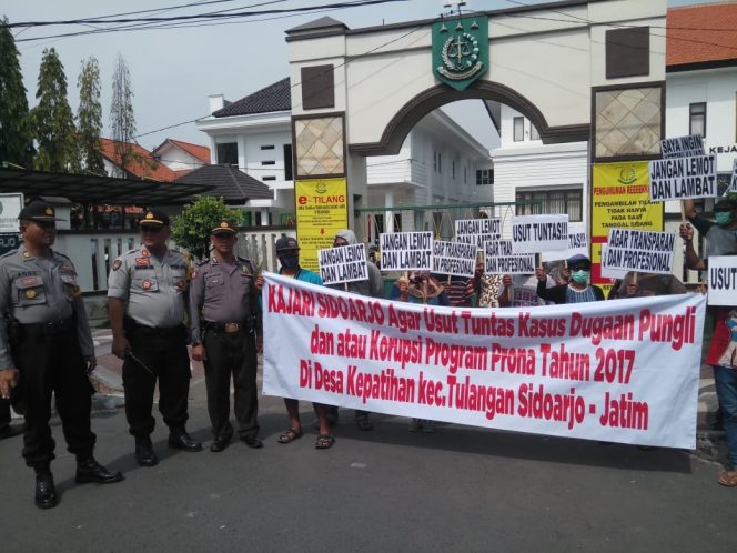 
Puluhan warga Desa Kepatihan, Kecamatan Tulangan, Sidoarjo saat mendatangi kantor Kejaksaan Negeri (Kejari) Sidoarjo
