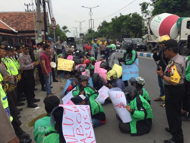 
KOJOR (Koalisi Ojek Regional Bangkalan) melakukan aksi didepan kantor Bawaslu Bangkalan