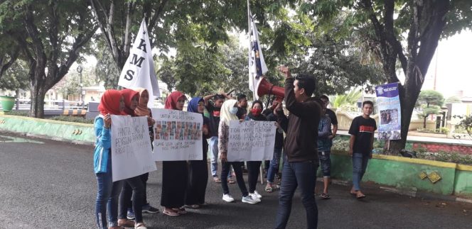 
Demo puluhan mahasiswa yang tergabung dalam Front Keluarga Mahasiswa Sumekar (FKMS)