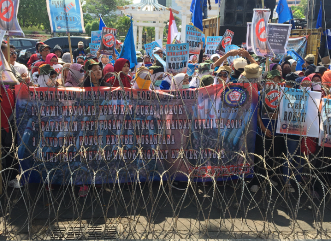 
Demo ribuan buruh rokok di Surabaya