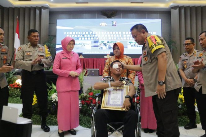 
Bripka Andreas saat menerima penghargaan dari Kapolda Jawa Timur
