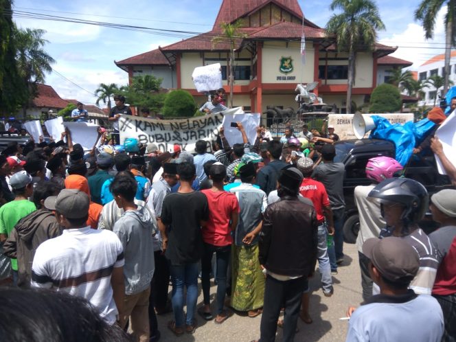 
Ratusan nelayan saat menggelar aksi di DPRD Bangkalan