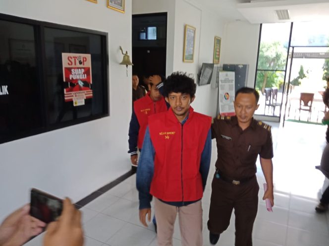 
Dua tersangka (rompi merah) saat ditangkap pihak Kejari Sumenep