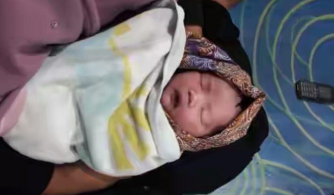 
Mengejutkan, Seorang Perempuan Lahirkan Anak Pertama di Atas Kapal