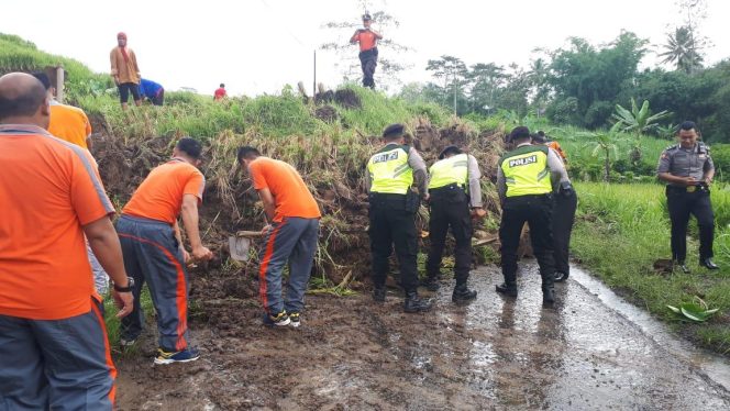 
Tanah Longsor di Blitar Tutup Akses Jalan Kecamatan