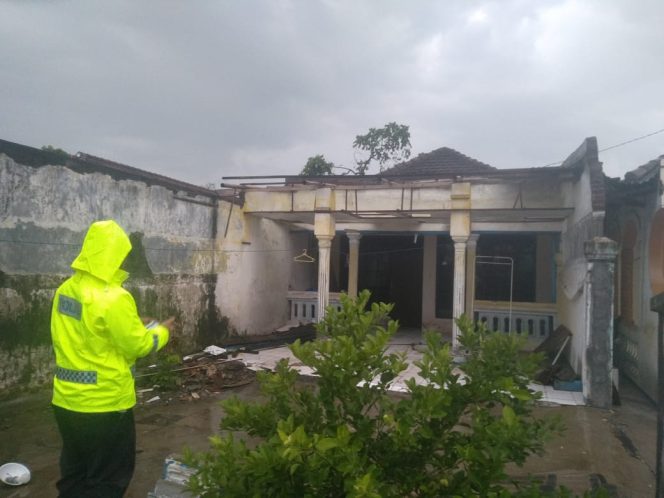
Puting Beliung Porak Porandakan Puluhan Rumah Dua Desa di Balongbendo