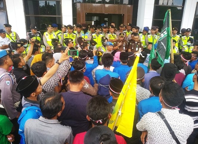 
Kajari Bangkalan Badrut Tamam (pegang mik) saat menemui pendemo