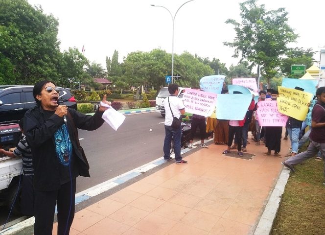 
BREAKING NEWS: Kasus Kambing Etawa, Rumah Advokasi Rakyat Demo Kejari Bangkalan