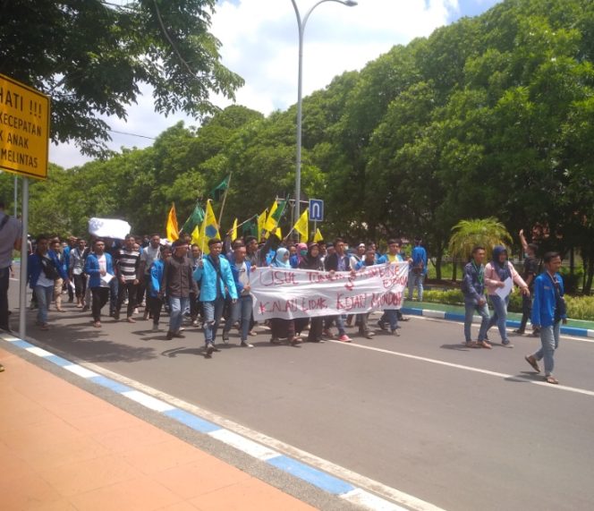 
Ratusan massa saat hampir tiba di Kantor Kajari Bangkalan
